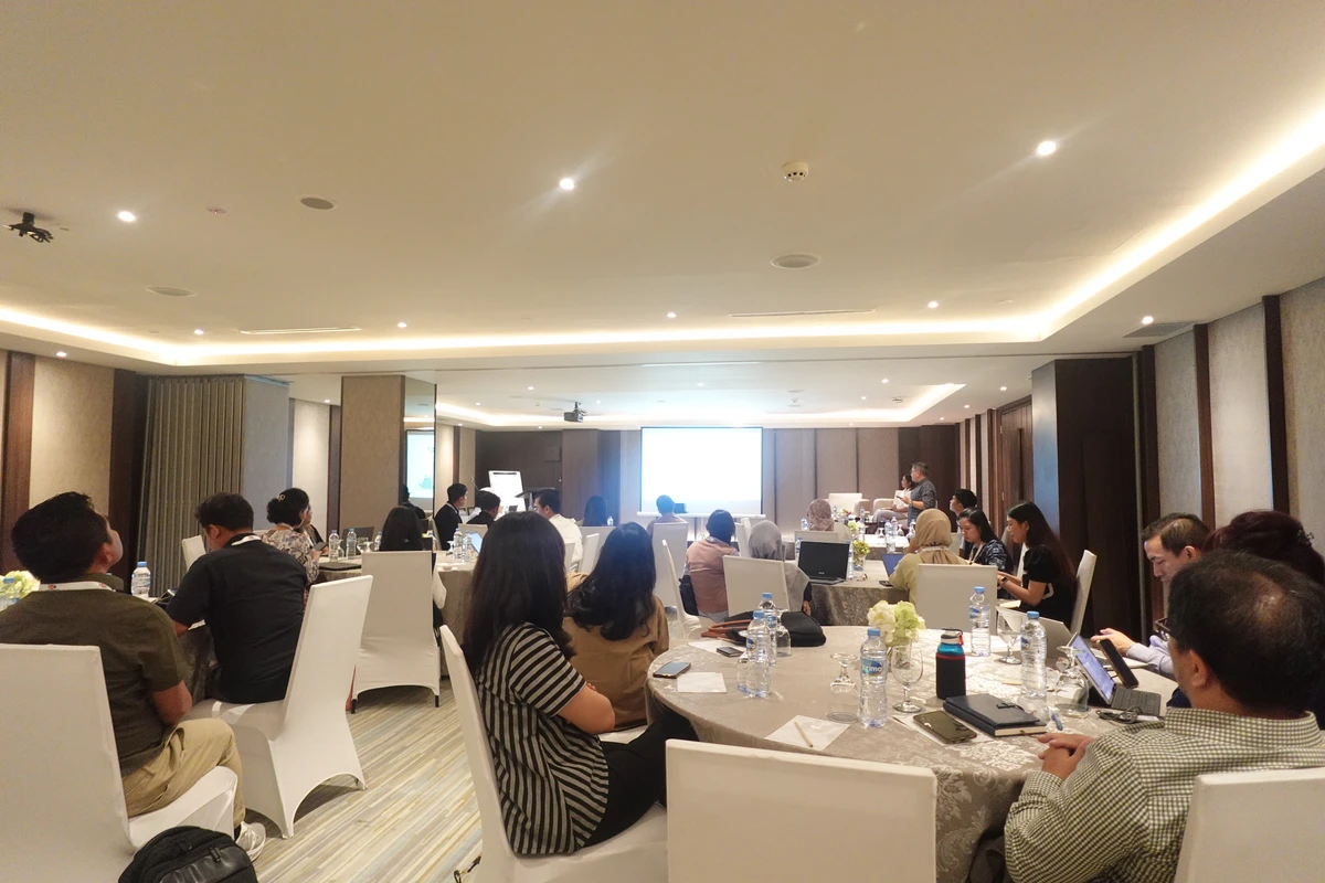 Kamis, 7 November 2024 - Indonesia Corporate Secretary Association (ICSA) mengadakan workshop “Building Trust through Sustainable Communication”, di Ashley Hotel Tanah Abang, Jakarta, Rabu, (6/11).

Workshop ini diikuti oleh 23 peserta, dengan Head of Sustainability Communications Astra Wisnu Wijaya dan Redaktur Pelaksana Bisnis Indonesia Gajah Kusumo sebagai pembicara.

Dalam penerapan keberlanjutan, perusahaan tidak hanya membutuhkan strategi keberlanjutan secara internal, tetapi juga memerlukan komunikasi yang tepat kepada pemangku kepentingan. Oleh karena itu, perusahaan perlu memahami komunikasi keberlanjutan dengan tepat untuk dapat menghindari greenwashing, menangani krisis terkait isu keberlanjutan dengan baik, serta menciptakan reputasi positif perusahaan.

Komunikasi keberlanjutan ini juga tidak terlepas dari peran media. Terlebih, saat ini media pun memiliki perhatian khusus terhadap isu keberlanjutan.

Maka dari itu, ICSA mengadakan workshop “Building Trust through Sustainable Communication” ini dengan harapan peserta yang hadir dapat memahami komunikasi keberlanjutan dengan baik, serta mampu memanfaatkan rubrik atau kanal hijau di media untuk menjadi penyambung informasi dengan pemangku kepentingan.<br>
                  