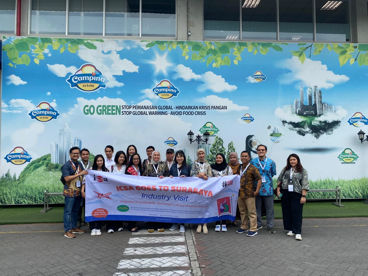 Jumat, 6 September 2024 -  Indonesia Corporate Secretary Association (ICSA) mengadakan kunjungan industri ke Surabaya dengan tema “Integration of Sustainability Technology in Various Industrial Sectors” pada Rabu-Kamis (28-29/8). Pada kunjungan industri kali ini, ICSA bersama dengan 12 pesertanya mengunjungi Lab Cyber Public Relations UPN "Veteran" Jawa Timur, PT Campina Ice Cream Industry Tbk, PT Avia Avian Tbk, Bursa Efek Indonesia Kantor Perwakilan Jawa Timur, dan PT Pelayaran Nasional Ekalya Purnamasari Tbk.

Pada hari pertama ICSA mengunjungi Lab Cyber Public Relations UPN "Veteran" Jawa Timur, PT Campina Ice Cream Industry Tbk, PT Avia Avian Tbk, dan Bursa Efek Indonesia Kantor Perwakilan Jawa Timur.

Saat mengunjungi Lab Cyber Public Relations UPN "Veteran" Jawa Timur, Wakil Dekan I Fakultas Ilmu Sosial dan Ilmu Politik UPN "Veteran" Jawa Timur Yuli Candrasari, memaparkan salah satu teknologi untuk melihat seberapa besar respon positif maupun negatif yang didapat dalam publikasi yang dilakukan oleh suatu organisasi. Hal ini bisa bermanfaat bagi perusahaan yang ingin melakukan kerjasama untuk memperluas pasar agar mendapat lebih banyak konsumen. 

Kunjungan selanjutnya, yaitu PT Campina Ice Cream Industry Tbk. Head of Corporate Secretary PT Campina Ice Cream Industry Tbk Sagita Melati, memaparkan penerapan Environmental, Social, and Governance (ESG) yang telah diimplementasikan di PT Campina Ice Cream Industry Tbk. Setelah mendapatkan materi, peserta diajak berkeliling dan berkesempatan untuk memasuki freezing room yang bersuhu -31°C.

Selanjutnya ICSA mengunjungi PT Avia Avian Tbk yang berada di Sidoarjo. Quality Assurance & Sustainability Manager Eko Hajar Prakoeswo, memaparkan penerapan ESG yang telah diimplementasikan dalam industri barang kimia. Pada kunjungan di PT Avia Avian Tbk ini, peserta juga berkesempatan untuk mengunjungi Museum Cat Avian.

Untuk menutup hari pertama kunjungan di Surabaya, ICSA selanjutnya mengunjungi Bursa Efek Indonesia Kantor Perwakilan Jawa Timur.  Kepala Kantor Perwakilan BEI Jawa Timur Cita Mellisa, memaparkan tentang update pasar modal Indonesia dan pasar modal di Jawa Timur. Materi yang disampaikan membuka mata para peserta yang hadir karena sudah cukup banyak orang-orang yang melek investasi, bahkan generasi muda juga sudah banyak yang memulainya.

Di hari selanjutnya, ICSA mengunjungi PT Pelayaran Nasional Ekalya Purnamasari Tbk. Corporate Secretary PT Pelayaran Nasional Ekalya Purnamasari Tbk Wawan Heri Purnomo, memaparkan beberapa poin Sustainable Development Goals (SDGs) yang telah dipraktikan oleh perusahaannya sebagai pembelajaran untuk peserta yang hadir dan kemudian bisa dipraktikan juga di perusahaannya masing-masing.

Kegiatan kunjungan industri ini diadakan sebagai salah satu bentuk komitmen ICSA untuk meningkatkan kompetensi anggotanya khususnya dalam topik ESG sekaligus mempelajari pengalaman yang dihadapi oleh perusahaan-perusahaan yang dikunjungi dalam lika-liku penerapan berkelanjutan, sehingga anggota ICSA dapat menerapkan serta mengembangkan bisnis berkelanjutan pada perusahaannya masing-masing.

Bagi yang tertinggal kegiatan kali ini, jangan khawatir karena ICSA akan mengadakan kegiatan lainnya yang tidak kalah menarik dan bermanfaat.<br>
                  