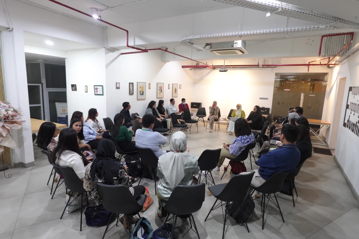 Senin, 18 Desember 2023 – Melalui Bidang Pengkajian, Indonesia Corporate Secretary Association (ICSA) tetap konsisten mengadakan acara diskusi santai “Ngopi Sore - Bincang-bincang Keterbukaan Informasi” Batch 3 pada Rabu (13/12) di EMJI Coffee & Bar, Mega Kuningan, Jakarta Selatan. Diskusi santai tersebut masih didampingi oleh Ranty Astari Rachman selaku Wakil Ketua Umum Bidang Pengkajian dan Maharani Cindy selaku Anggota Bidang Pengkajian.

Berbeda dari batch sebelumnya, antusiasme Ngopi Sore kali ini cukup tinggi dengan dihadiri oleh 30 peserta. Diskusi berjalan dengan sangat hidup melalui peserta yang aktif memberikan pertanyaan maupun pengalamannya masing-masing.

Bagi anggota ICSA yang belum sempat mengikuti Ngopi Sore kali ini, jangan khawatir karena ICSA akan terus konsisten membuat diskusi santai agar antar anggota bisa saling bertukar pikiran terkait pengalaman sebagai sekretaris perusahaan dan profesi pendukungnya.<br>
                  