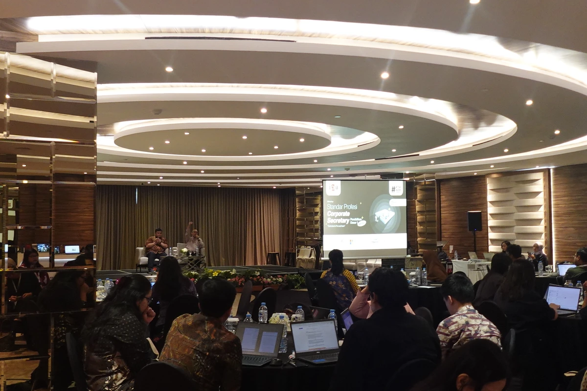 Senin, 18 November 2024 – Indonesia Corporate Secretary Association (ICSA) kembali mengadakan workshop “Standar Profesi Corporate Secretary Pendidikan Dasar 1” di Ashley Wahid Hasyim Jakarta. Workshop ini berlangsung selama 2 hari, Rabu-Kamis, (12-13/11), dan diikuti oleh 60 peserta. 

Pada batch kali ini, ICSA mengundang beberapa narasumber yang berbeda dengan batch sebelumnya, yaitu Partner Genio Atyanto & Partners Genio Atyanto, Notaris Aulia Taufani, Corporate Secretary PT Pradiksi Gunatama Tbk Muhammad Reza, Notaris/PPAT & Praktisi Good Corporate Governance (GCG) Mohamad Fajri Mekka Pura, Notaris Ashoya Ratam Notaris, Corporate Secretary & GCG Transformation PT Lippo Karawaci Tbk Ratih Safitri, dan Head of Corporate Secretary & Sustainability PT Bank Permata Tbk Katharine Grace.

Pada pelatihan ini, peserta diperkenalkan pengetahuan dasar yang perlu dimiliki oleh sekretaris perusahaan, antara lain tentang regulasi pasar modal dan hukum perusahaan di Indonesia. Kemudian, workshop juga membahas tentang GCG, laporan tahunan dan laporan keberlanjutan, direksi dan dewan komisaris, sekretaris perusahaan, serta Environmental, Social, Governance (ESG).

ICSA berharap, workshop “Standar Profesi Corporate Secretary Pendidikan Dasar 1” ini dapat membantu meningkatkan kompentensi para peserta khususnya sekretaris perusahaan dan profesi pendukung lainnya yang baru saja menjabat di emiten atau perusahaan publik.<br>
                  
