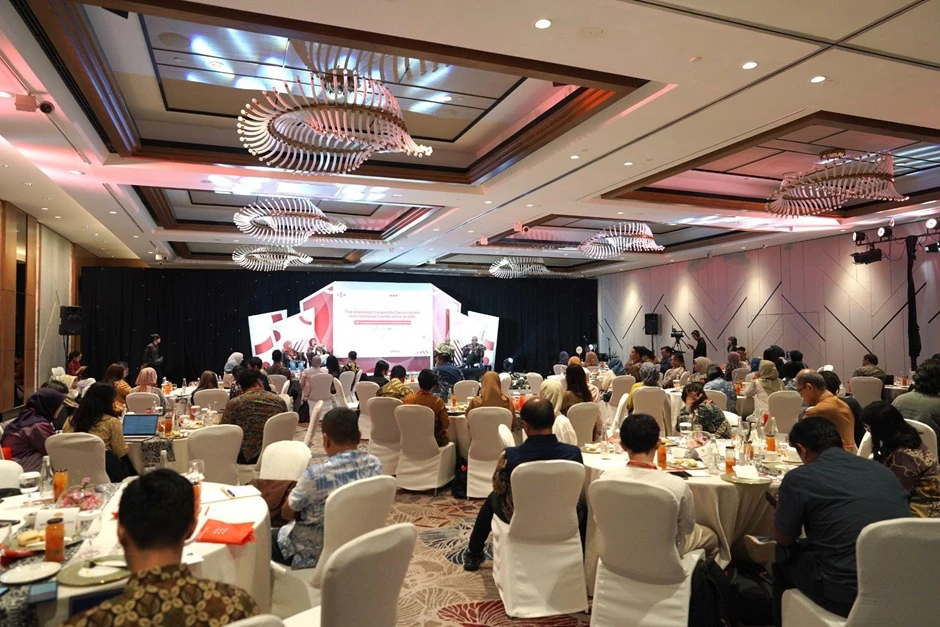 Jumat, 23 Februari 2024 – Indonesia Corporate Secretary Association (ICSA) berkolaborasi dengan Olahkarsa menggelar "The 2nd Good Corporate Governance (GCG) InternationalConference on ESG." Kegiatan ini berlangsung pada Selasa dan Rabu (20-21/2),  bertempat di Hotel Mandarin Oriental Jakarta dan Gedung Bursa Efek Indonesia.

Mengusung tema “ESG in Corporate Governance for Corporate Sustainable Growth”, ICSA bersama Olahkarsa berupaya mendorong peran Sekretaris Perusahaan untuk menciptakan ekosistem bisnis berkelanjutan melalui penerapan Environmental, Social, and Governance(ESG). ICSA dan Olahkarsa berkolaborasi menghadirkan forum ini untuk mengembangkan pendekatan strategis terhadap tata kelola bisnis yang selaras dengan visi pembangunan berkelanjutan. 

Dalam forum ini, hadir narasumber yang berasal dari latar belakang pelaku bisnis, akademisi, pemerintahan, hingga asosiasi bisnis yang berasal dari dalam dan luar negeri. Mereka membawakan tema yang sangat relevan dengan dinamika bisnis saat ini, mulai dari wawasan mengenai bisnis berkelanjutan, cara mengadopsi prinsip-prinsip keberlanjutan dalam tata kelola bisnis, digitalisasi untuk mendorong bisnis berkelanjutan, hingga inisiatif best practice keberlanjutan yang telah diterapkan di perusahaan mereka.

Co-Founder & CEO Olahkarsa, Unggul Anantamenjelaskan, ESG saat ini telah menjadi fokus bagi dunia bisnis dari berbagai sektor. Banyak perusahaan di seluruh dunia telah mengakui bahwa ESG bisa menjadi “long term value creation” bagi bisnis. Internalisasi ESG dalam tata kelola bisnis dapat mempengaruhi posisi dankinerja bisnis dalam jangka panjang. 

“Sejalan dengan hal tersebut, kami memandang bahwa konsep ESG perlu terus digalakkan, dipahami, dan diimplementasikan dalam tata kelola bisnis di berbagai sektor, sebagai langkah mencapai pertumbuhan bisnis yang berkelanjutan,” ujar Unggul. 

Sementara, Ketua Umum ICSA, Katharine Grace menuturkan, dalamupaya mendorong adopsi ESG dalam tata kelola bisnis, pihaknya melihat peran strategis yang dimiliki oleh profesi Sekretaris Perusahaan.  

“Forum ini diharapkan dapat menjadi platform dan media dialog untukmendorong konsensus tentang peran sekretaris perusahaan dalam mempromosikan keselarasan bisnis dan pembangunan berkelanjutan melalui ESG. Sehingga sekretaris perusahaan, sebagai fungsi yang menjembatani antara perusahaan dengan pemangku kepentingan memiliki peran penting dalam mengawaldan mendorong perusahaan mengimplementasikan ESG dari segi strategi dan implementasi,” ujarnya.

Katharine Grace juga mengucapkan terima kasih kepada seluruhpihak yang telah mendukung terselenggaranya kegiatan ini, terutama para sponsor meliputi PT Golden Energy Mines Tbk, PT Pertamina (Persero), PT Astra International Tbk, dan PT Bank Permata Tbk.

“Terima kasih kepada setiap partisipan khususnya para sponsor yang telah mendukung acara ini. Semoga kita semua mendapat banyak pelajaran dan pengetahuan dari acara konferensi hari ini,” tambahnya.

Direktur Eksekutif World Business Council For Sustainable Development (WBCSD)  Asia Pacific, Joe Phelan yang juga menjadi narasumber dalam forum ini menjelaskan, saat ini sustainability tidak lagi bersifat “voluntary” namun telah menjadi “mandatory” bagi pelaku bisnis di seluruh dunia. Ia pun mengimbau kepada perusahaan di Indonesia untuk segera mengadopsi ESG dalam tata kelola perusahaan mereka.

“Kemampuan sebuah perusahaan untuk menampilkan performakeberlanjutan perlu selaras antara top hingga ke bottom management. Untuk merealisasikan hal ini, dibutuhkan orang-orang yang memiliki hati untuk bergerak mewujudkan sustainability. Akuntabilitas ini perlu didukung oleh oleh pemerintah melalui regulasi dan juga
organisasi lain seperti GRI,” ujarnya.

Di hari kedua, setelah konferensi dan forum multi stakeholderdi hari pertama, acara dilanjutkan dengan TalkShow Overview from Regulator Perspective oleh IDX dan OJK, serta ASEAN Panel Discussion Update on ESG yang bertempat di Main Hall IDX. Di penghujung acara, para peserta diajak untukmengikuti sharing session terkait implementasi ESG dari PT Pertamina (Persero) sebagai perusahaan yang memiliki ESG Risk Rating peringkat 1 dunia dalam sub industri Integrated Oil and Gas by Sustainanalytics.<br>
                  