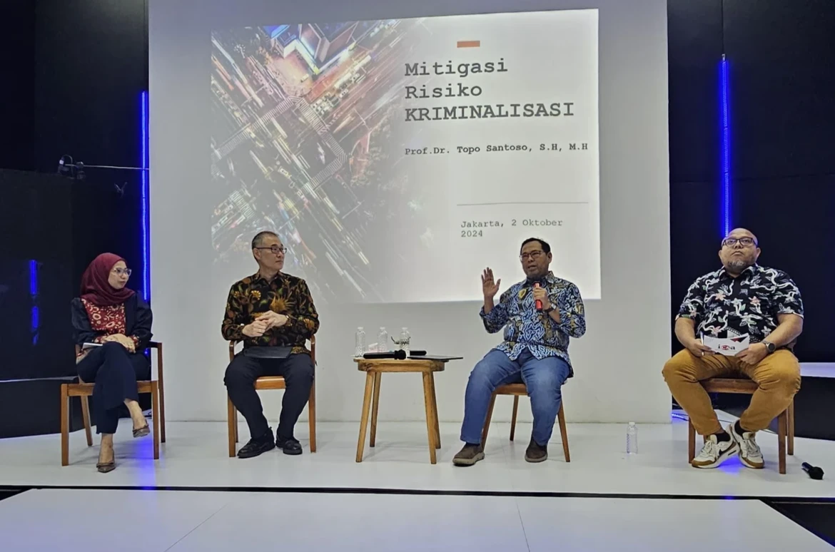 Kamis, 3 Oktober 2024 – Indonesia Corporate Secretary Association (ICSA) mengadakan workshop "Kriminalisasi Profesi, Apakah bisa?", Rabu, (2/10) di PIC Creative Space Jakarta. 

Workshop yang dihadiri 46 peserta tersebut, mengundang Guru Besar Studi Hukum Pidana Fakultas Hukum Universitas Indonesia Prof. Topo Santoso, Sekretaris Jenderal ICSA & Group Head of Corporate Secretary PT XL Axiata Tbk Ranty Astari Rachman, dan Senior Partner Maramis, Purba, Santi, Singara (MAPS) Law Firm Julius Singara sebagai narasumber.

Dalam lingkungan bisnis yang semakin kompleks di Indonesia, peran profesi sebagai bagian maupun mitra dari perusahaan cukup penting. Peran profesi ini tidak hanya sekadar mendukung bisnis perusahaan, namun juga termasuk memastikan perusahaan melakukan bisnis dengan tunduk pada hukum yang berlaku, menangani berbagai aspek korporasi, mengelola keuangan sampai dengan investasi perusahaan. 

Kasus kriminalisasi profesi yang sedang terjadi saat ini menimbulkan kekhawatiran apakah sekretaris perusahaan dapat juga dituntut atau dikenakan sanksi pidana dalam melaksanakan tugasnya seperti memberikan masukan kepada Direksi, atau tugas lainnya.

Berangkat dari latar belakang tersebut, ICSA mengadakan workshop ini agar peserta yang hadir dapat menggali lebih dalam dan menambah pemahaman terkait aturan-aturan hukum maupun kiat-kiat bagi para profesi dalam menjalankan tugasnya, sehingga dapat memitigasi risiko terhadap tugasnya.<br>
                  