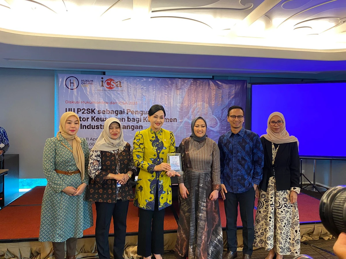Kamis, 13 April 2023 – Indonesia Corporate Secretary Associaton (ICSA) berkolaborasi dengan HukumOnline, sukses mengadakan seminar dengan tema “UU P2SK sebagai Penguatan Sektor Keuangan bagi Konsumen dan Industri Keuangan” pada Selasa (11/4) di Hotel JS Luwansa, Jakarta Selatan. Seminar yang dihadiri lebih dari 50 peserta ini dibagi menjadi dua sesi. Sesi pertama mengundang Kamrussamad selaku Anggota Dewan Perwakilan Rakyat Republik Indonesia (DPR RI) Komisi XI, Friderica Widyasari Dewi selaku Kepala Eksekutif Pengawas Perilaku Pelaku Usaha Jasa Keuangan, Edukasi, dan Perlindungan Konsumen Otoritas Jasa Keuangan (OJK), dan Adi Budiarso selaku Kepala Pusat Kebijakan Sektor Keuangan (PKSK) Badan Kebijakan Fiskal Kementerian Keuangan RI yang diwakili oleh Yani Farida selaku Analis Kebijakan Madya Pusat Kebijakan Sektor Keuangan (PKSK) Badan Kebijakan Fiskal Kementerian Keuangan RI. Sesi kedua mengundang Mahardikha K. Sardjana selaku Partner Hadiputranto, Hadinoto & Partners (HHP) Lawfirm dan Sunu Widyatmoko selaku Sekretaris Jenderal Asosiasi Fintech Pendanaan Bersama Indonesia (AFPI) & Chief Executive Officer (CEO) DompetKilat.

Disahkannya Undang-Undang No. 4 Tahun 2023 tentang Pengembangan dan Penguatan Sektor Keuangan (UU P2SK) merupakan reformasi dari sektor keuangan. Setidaknya, terdapat 17 UU terkait sektor keuangan yang berubah pasca diterbitkannya UU P2SK. Dengan adanya UU P2SK, diharapkan pencegahan atau penanganan permasalahan perbankan dapat lebih antisipatif, sehingga terdapat langkah mitigasi lebih dini untuk mencegah permasalahan, disamping langkah penanganan yang dibutuhkan dapat berjalan efektif dan efisien khususnya bagi perusahaan-perusahaan terbuka yang bergerak dalam sektor keuangan. 

Berangkat dari hal-hal tersebut, ICSA dan HukumOnline mengadakan seminar ini, agar seluruh peserta yang hadir mendapatkan pemahaman yang lebih kompherensif terkait UU P2SK. 

Ketua Umum ICSA, Katharine Grace berharap, “Semoga kedepannya ICSA dan HukumOnline bisa terus melakukan kerjasama dengan cakupan yang lebih luas serta bervariasi untuk mendukung upaya pengembangan pengetahuan, keterampilan serta menjadi wadah forum komunikasi antara sekretaris perusahaan, regulator dan pemangku kepentingan lainnya.”<br>
                  