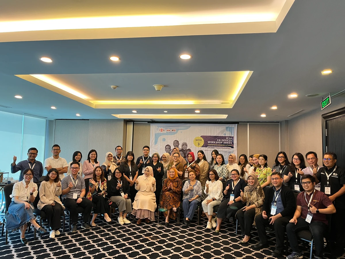 Rabu, 12 Juli 2023 – Setelah terakhir mengadakan pada tahun 2019, Indonesia Corporate Secretary Association (ICSA) kembali mengadakan workshop CG Officer Corporate Communication Batch 3 pada Selasa-Rabu (4-5/7) di ASTON Priority Simatupang Hotel. Workshop tersebut mengundang Maria Wongsonagoro selaku Public Relation Expert, Maria Benyamin selaku Pemimpin Redaksi Bisnis Indonesia, Emilia Bassar selaku Founder & CEO CPROCOM / Dosen Komunikasi IPB, Herry Gunawan selaku Senior Journalist & Writer, Boy Kelana selaku Ketua Umum Perhumas & Head of Corporate Communications Astra, Joni Martinus selaku Vice President Public Relations KAI, Tommy Tjokro selaku News Anchor & Sepikul-Public Speaking School. Sebanyak 32 peserta yang hadir sangat antusias karena ini merupakan workshop pertama yang diadakan kembali secara offline.

Dalam workshop tersebut membahas effective communication strategy, understanding media relations & engagement, communication handling in crisis, writing skills for corporate communication, corporate communication & reputation, winning at social media, dan powerful public speaking.

Dengan diadakannya workshop secara offline ini, ICSA berharap peserta yang hadir dapat lebih fokus mengikuti setiap sesinya dan mendapatkan ilmu corporate communication melalui teori dan praktik yang nantinya akan bermanfaat pada perusahaannya masing-masing.<br>
                  