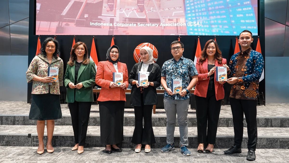 Jumat, 19 Mei 2023 – Corporate secretary memegang peranan penting dalam perusahaan, salah satunya adalah menjembatani komunikasi antara perusahaan dengan pemangku kepentingan. Dalam pelaksanaan strategi komunikasi perusahaan, corporate secretary dapat membangun interaksi yang positif dengan pemangku kepentingan guna mendukung citra positif perusahaan. Situasi krisis merupakan salah satu kondisi yang memerlukan strategi komunikasi yang tepat agar informasi yang diterima publik tidak menjadi bias atau pun berkembang liar.

Sebagai salah satu komitmen Indonesia Corporate Secretary Association (ICSA) dalam peningkatan kompetensi corporate secretary di Indonesia, ICSA menggelar talkshow “Strategic Communication during Crisis” dengan menghadirkan narasumber Fadjar Djoko Santoso Vice President Corporate Communications PT Pertamina (Persero), Fifi Aleyda Yahya Vice President Corporate Communications Media Group, dan Katharine Grace Ketua Umum ICSA sekaligus Corporate Secretary PT Bank Permata Tbk. Acara yang diselenggarakan di Gedung Bursa Efek Indonesia (17/5) ini diikuti oleh perusahaan publik, tercatat, dan anggota ICSA.

“ICSA terus berkomitmen untuk meningkatkan kompetensi corporate secretary di Indonesia. Kami memiliki beragam program pelatihan baik regulatory maupun nonregulatory, serta pendidikan dasar hingga pendidikan tingkat lanjut bagi corporate secretary agar mereka memiliki kompetensi yang sama,” papar Katharine Grace. Ia menambahkan, sebagai upaya untuk menstandardisasi kompetensi corporate secretary, ICSA telah memiliki standar kompetensi yang berlaku bagi anggota ICSA. “Seluruh anggota ICSA, wajib mempertahankan kompetensinya, salah satunya adalah dengan mengikuti program-program pelatihan yang telah dirancang sesuai kebutuhan,” ujarnya.

Selain melalui peningkatan kapasitas melalui seminar, talkshow, atau pun pelatihan, ICSA juga menerbitkan buku panduan bagi corporate secretary. Dalam acara tersebut, ICSA juga mengadakan soft launching 2nd edition handbook of Indonesia Corporate Secretary Association, sekaligus menandai peringatan hari jadi ke-15 tahun pada 21 April lalu. Handbook ini merupakan pembaruan sesuai perkembangan zaman dan memiliki tujuan untuk memenuhi pengetahuan anggotanya dalam menjalankan perannya sebagai sekretaris  perusahaan atau pun pejabat yang terkait dengan fungsi tersebut.

Salah satu fungsi sekretaris perusahaan adalah memastikan penerapan aspek keterbukaan di perusahaan serta menjadi penghubung antara emiten atau perusahaan publik dengan pemegang saham, Otoritas Jasa Keuangan (OJK) dan pemangku kenpentingan lainnya. Oleh karena itu, dengan adanya handbook of Indonesia Corporate Secretary Association ini diharapkan menjadi pedoman bagi anggota ICSA yang sebagian besar berprofesi sebagai corporate secretary. Secara garis besar, di dalam handbook ini berisi tentang tata kelola perusahaan, kepatuhan, manajemen risiko dan
manajemen keberlanjutan. Jika handbook ini sudah rampung, akan direncanakan rilis secepatnya.

Katharine Grace berharap, “ICSA dapat terus konsisten memberikan pelatihan-pelatihan dan dengan adanya pembaruan handbook ini diharapkan nantinya dapat memberikan pengetahuan dasar yang harus dipahami oleh seorang sekretaris perusahaan dalam melaksanakan kewajibannya sehingga bisa menjadi pedoman untuk menunjang profesinya.”<br>
                  