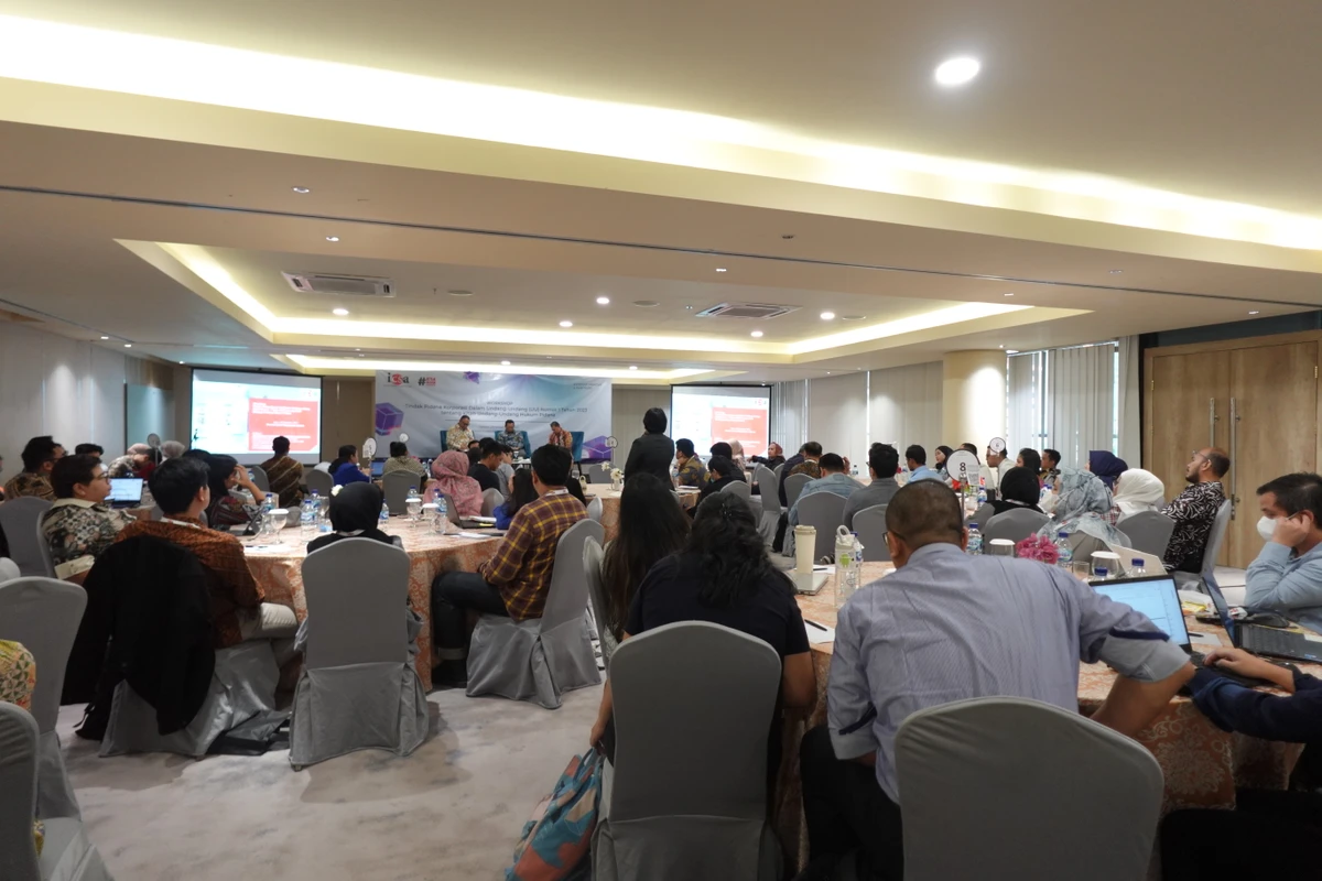 Senin, 4 Desember 2023 – Pada Selasa (28/9), Indonesia Corporate Secretary Association (ICSA) mengadakan workshop dengan tema "Tindak Pidana Korporasi Dalam Undang-undang (UU) Nomor 1 Tahun 2023 tentang Kitab Undang-Undang Hukum Pidana". Workshop yang diselenggarakan di Artotel Suites Mangkuluhur Jakarta tersebut, mengundang Ariya Satria selaku Satgas TP3TPPU Pidum Pangkat Jaksa Madya Kejaksaan Agung Republik Indonesia, Prof. Dr. Topo Santoso, S.H., M.H. Guru Besar Studi Hukum Pidana, Fakultas Hukum Universitas Indonesia, Ahmad Maulana  selaku Partner, Dispute Resolution and Restructuring & Insolvency Assegaf Hamzah & Partners..

Pada tanggal 2 Januari 2023, pemerintah Indonesia telah menetapkan Undang-Undang Nomor 1 Tahun 2023 tentang Kitab Undang-Undang Hukum Pidana (KUHP 2023) yang bertujuan untuk menggantikan KUHP lama sebagai produk hukum pemerintahan zaman kolonial Hindia Belanda. 

Prof. Topo menjelaskan bahwa pertanggungjawaban tindak pidana oleh korporasi tidak hanya dikenakan terhadap pengurus yang mempunyai kedudukan fungsional, namun juga kepada pemberi perintah, pemegang kendali, dan/atau pemilik manfaat korporasi. 

Setiap perusahaan harus lebih jeli dan berhati-hati dalam setiap pengambilan keputusan dan penyampaian informasi perusahaan agar terhindar dari tindakan yang bertentangan dengan ketentuan hukum pidana. 

Selain itu pidana dapat dijatuhkan kepada korporasi yang terbukti melanggar ketentuan dengan pidana pokok berupa denda dan pidana tambahan pembayaran ganti rugi sampai dengan pembubaran korporasi, dengan adanya pidana korporasi ini dapat menghambat operasional perusahaan.

Berangkat dari latar belakang tersebut, ICSA berharap ke-64 peserta yang hadir pada workshop ini dapat mendapatkan gambaran dalam menjalankan kegiatan operasional sehari-hari pada tahun 2026 saat sudah diberlakukannya Undang-Undang KUHP tersebut.<br>
                  