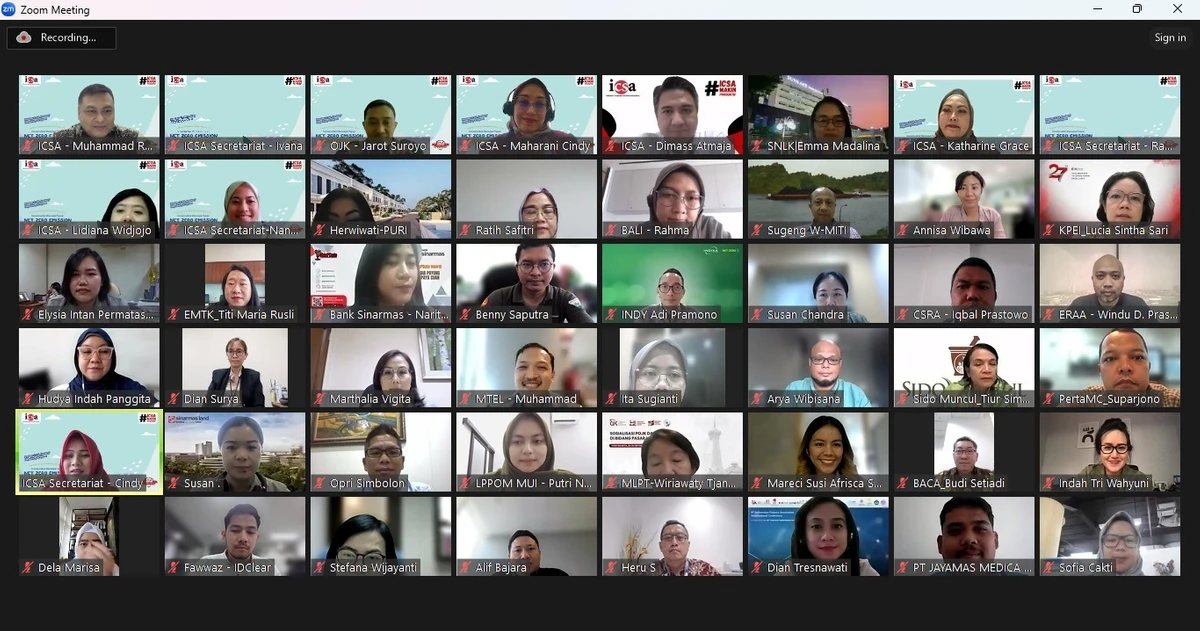 Jumat, 31 Mei 2024 - Webinar "Taksonomi Keuangan Berkelanjutan Indonesia (TKBI): Inovasi untuk Mencapai Tujuan Net Zero Emission dalam Transisi Energi di Indonesia" diadakan Indonesia Corporate Secretary Association (ICSA), Selasa, 28 Mei 2024 dan dihadiri lebih dari 90 peserta.

Topik materi disampaikan oleh Deputi Direktur, Direktorat Keuangan Berkelanjutan, DSKT, Otoritas Jasa Keuangan (OJK) Jarot Suroyo.

Guna mendukung upaya dan tujuan pembangunan negara yang berkelanjutan sesuai dengan amanat pemerintah dalam Undang-Undang Republik Indonesia Nomor 21 Tahun 2011 tentang OJK, OJK secara resmi meluncurkan Taksonomi Keuangan Bekerlanjutan Indonesia (TKBI) pada 20 Februari 2024.

“Taksonomi keuangan berkelanjutan hadir sebagai respon dari dinamika dan perkembangan keuangan berkelanjutan nasional dan internasional, menjawab berbagai tantangan penanganan dan pembiayaan perubahan iklim, implementasi transisi menuju Net Zero Emission (NZE) serta upaya mencapai Tujuan Pembangunan Berkelanjutan (TPB)/Sustainable Development Goals (SDGs)” jelas Jarot.

Diadakannya webinar ini, ICSA berharap peserta yang hadir dapat mengetahui secara mendalam terkait regulasi TKBI.<br>
                  