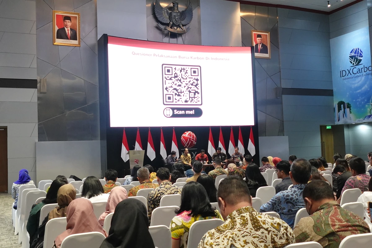 Jumat, 23 Februari 2024 – Pada Jumat (16/2/24), Indonesia Corporate Secretary Association (ICSA) mengadakan seminar dengan tema “Regulatory framework: Carbon Trading Compliance for Listed Companies” di Main Hall Bursa Efek Indonesia. Acara yang dihadiri lebih dari 100 peserta tersebut, mengundang narasumber sebagai berikut Wahyu Marjaka selaku Direktur Mobilisasi Sumberdaya Sektoral Dan Regional Pada Direktorat Jenderal Pengendalian Perubahan Iklim, Kementerian Lingkungan Hidup Dan Kehutanan, Bayu Nugroho selaku Koordinator Perlindungan Lingkungan Ketenagalistrikan, Kementerian Energi Dan Sumber Daya Mineral, Lufaldy Ernanda selaku Direktur Pengawasan Keuangan Derivatif dan Bursa Karbon, Otoritas Jasa Keuangan (OJK), dan Ignatius Denny Wicaksono selaku Kepala Divisi Pengembangan Bisnis 2 BEI PT Bursa Efek Indonesia.

Kesehatan udara di bumi kini kian menurun dengan meningkatnya polusi udara yang dihasilkan dari berbagai kegiatan bisnis dan industri. Salah satu upaya yang dapat dilakukan oleh para pelaku bisnis dan industri untuk meningkatkan kualitas udara yaitu melalui perdagangan karbon, dengan harapan mampu mencapai net zero emission (netral karbon) dan menurunkan emisi gas rumah kaca (GRK).

Perdagangan karbon semakin mendapat perhatian dari para regulator, yang kini menuntut pemerintah, sektor swasta, masyarakat, NGO, dan seluruh pemangku kepentingan lainnya untuk mendukung pengendalian perubahan iklim nasional dan global.

Berangkat dari latar belakang tersebut, ICSA mengadakan seminar ini agar peserta yang hadir dapat mengidentifikasi elemen utama terkait karbon netral sebagai ESG perusahaan, memahami peran sekretaris perusahaan dalam mitigasi perubahan iklim, dan mengetahui strategi untuk mendorong pencapaian Net Zero Emission khususnya mengenai carbon trading.<br>
                  