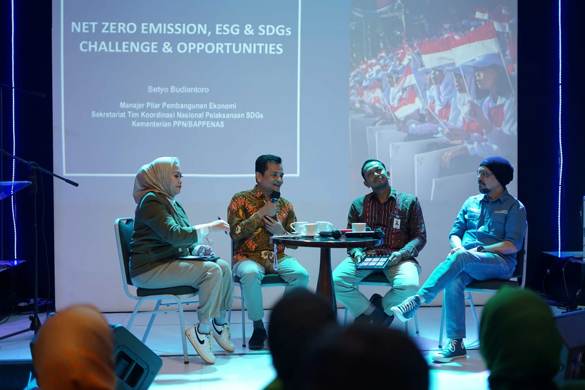 Jumat, 22 Desember 2023 – Indonesia Corporate Secretary Association (ICSA) berkolaborasi dengan BenihBaik.com mengadakan talkshow dengan tema “ESG Talks: Kolaborasi Lestarikan Bumi untuk Visi Net Zero Emission” pada Selasa (19/12) di PIC Creative Space, Jakarta Selatan. Talkshow yang dihadiri 40 peserta tersebut, mengundang narasumber Andy F. Noya selaku Founder BenihBaik, Setyo Budiantoro selaku Manager of Economic Development Pillar Bappenas, dan Budi Utomo selaku Vice President of SERCO (Certification and Ecoframework); Strategic Business Unit (SBU) PT. Sucofindo (Persero).

Kegiatan ini bertujuan untuk mengidentifikasi elemen utama terkait karbon netral sebagai Environmental, Social, and Governance (ESG) perusahaan sehingga corporate secretary dapat berperan melalukan praktik terbaik untuk mendorong pencapaian Net Zero Emission khususnya mengenai carbon trading dalam mitigasi perubahan iklim.

Dengan begitu perusahaan-perusahaan di Indonesia bisa memiliki tata kelola usaha yang terukur dengan dampak lingkungan secara berkelanjutan.<br>
                  