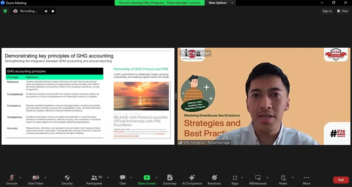 Jumat,  18 Oktober 2024 – Indonesia Corporate Secretary Association (ICSA) mengadakan webinar dengan tema "Mastering Greenhouse Gas Emissions: Strategies and Best Practices", Kamis, (17/10). Sebanyak lebih dari 80 peserta hadir dalam webinar tersebut.

Webinar yang dimoderatori Anggota Bidang Komunikasi Media dan Industri ICSA Annisa Aninditya Wibawa ini mengundang Konsultan Robertsbridge Gifty Pangestu sebagai narasumber.

Pemahaman terhadap carbon footprint tidak hanya sejalan dengan pedoman dan standar pada Sustainability Report. Menurut Gifty, pemahaman terhadap perhitungan carbon footprint juga sangat penting bagi perusahaan yang ingin melakukan dekarbonisasi dan transformasi bisnis untuk meningkatkan kredibilitas dan komitmen perusahaan. Bahkan, Gifty menjelaskan tahapan-tahapan yang dapat dilakukan untuk menjalankan corporate climate journey.

Dengan meningkatnya tekanan regulasi dan harapan pemangku kepentingan, pemahaman tentang emisi gas rumah kaca menjadi sangat penting bagi sekretaris perusahaan untuk mendukung inisiatif keberlanjutan pada perusahaan. Maka dari itu, ICSA mengadakan webinar ini agar peserta yang hadir dapat mendorong perubahan berarti dalam perusahaannya masing-masing sembari memenuhi tanggung jawab di tengah lanskap korporat yang terus berkembang.<br>
                  